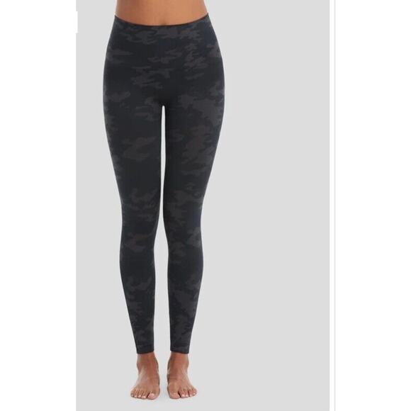 Spanx Camo Leggings Womens Medium Seamless Black Grey Mid Rise - Picture 1 of 8